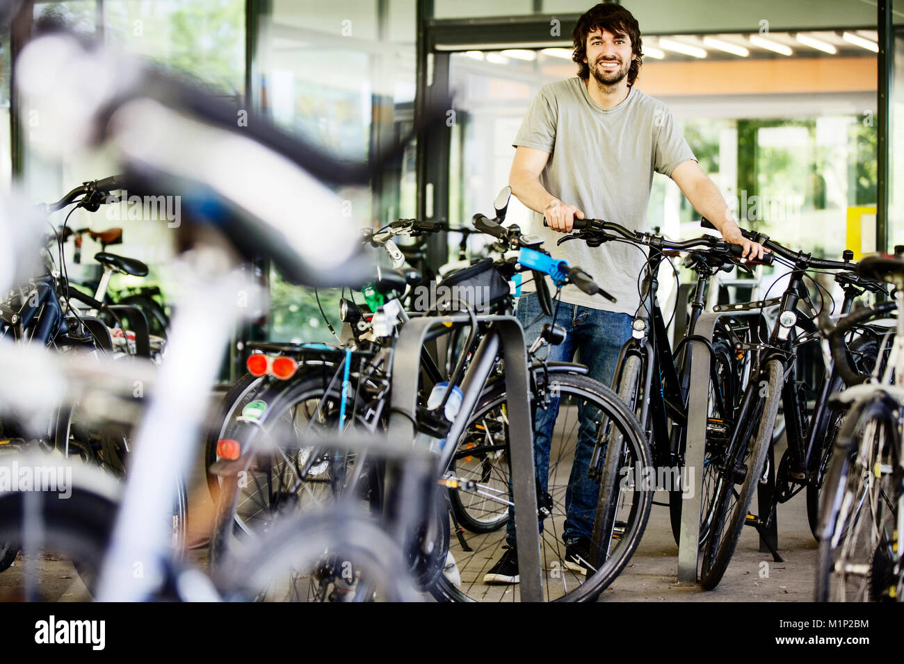 Jeune homme étudiant,parcs,son,vélo,Université Aix-la-Chapelle,Rhénanie du Nord-Westphalie,Allemagne Banque D'Images