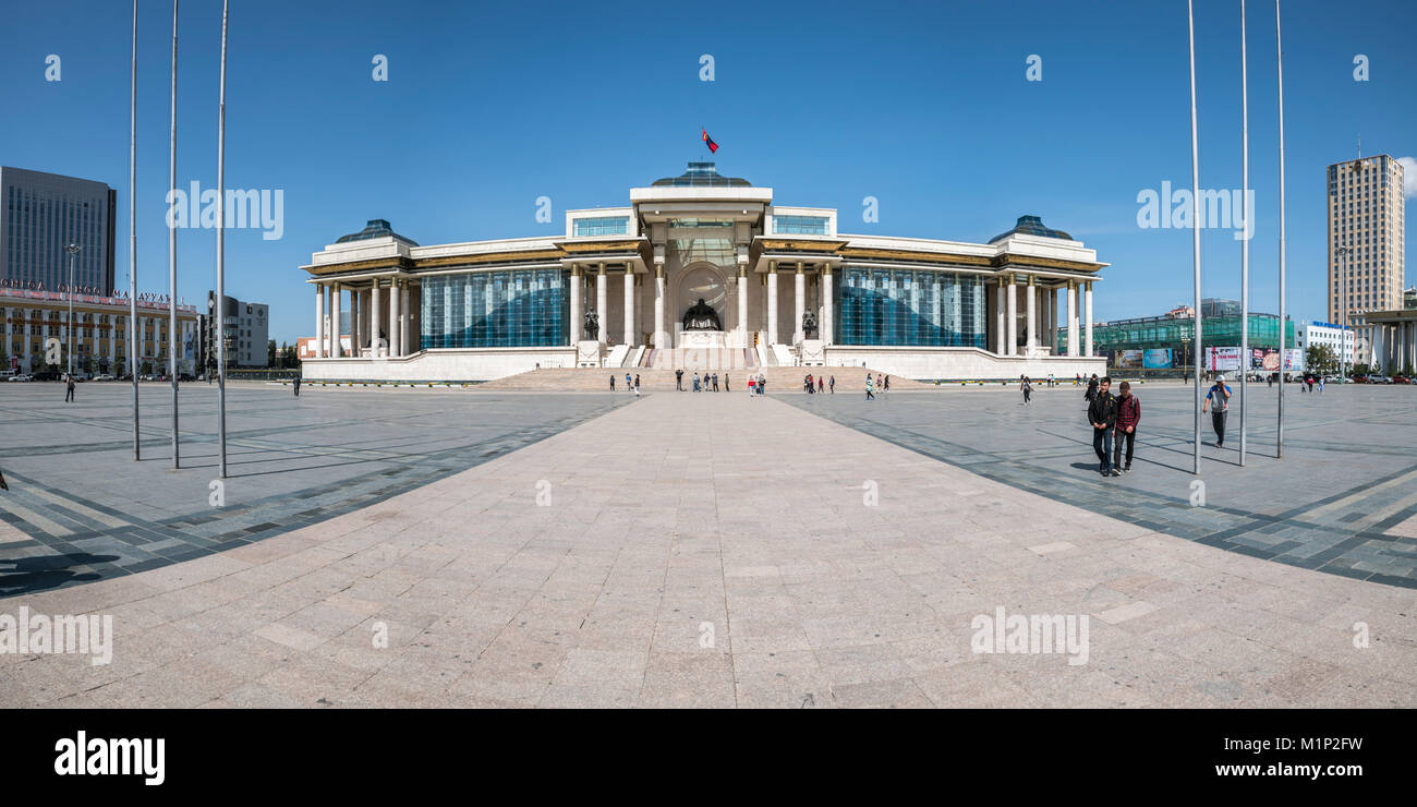 Les touristes à Sukhbaatar Square avec le palais du gouvernement, Ulan Bator, Mongolie, Asie centrale, Asie Banque D'Images