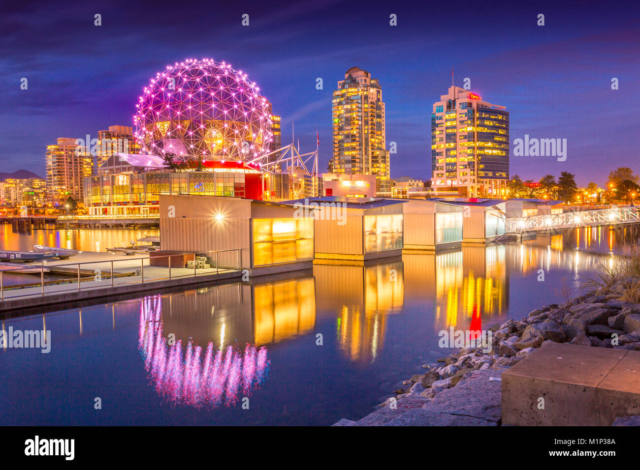 Vue sur False Creek et sur la ville de Vancouver, y compris de la science mondiale Dome au crépuscule, Vancouver, British Columbia, Canada, Amérique du Nord Banque D'Images
