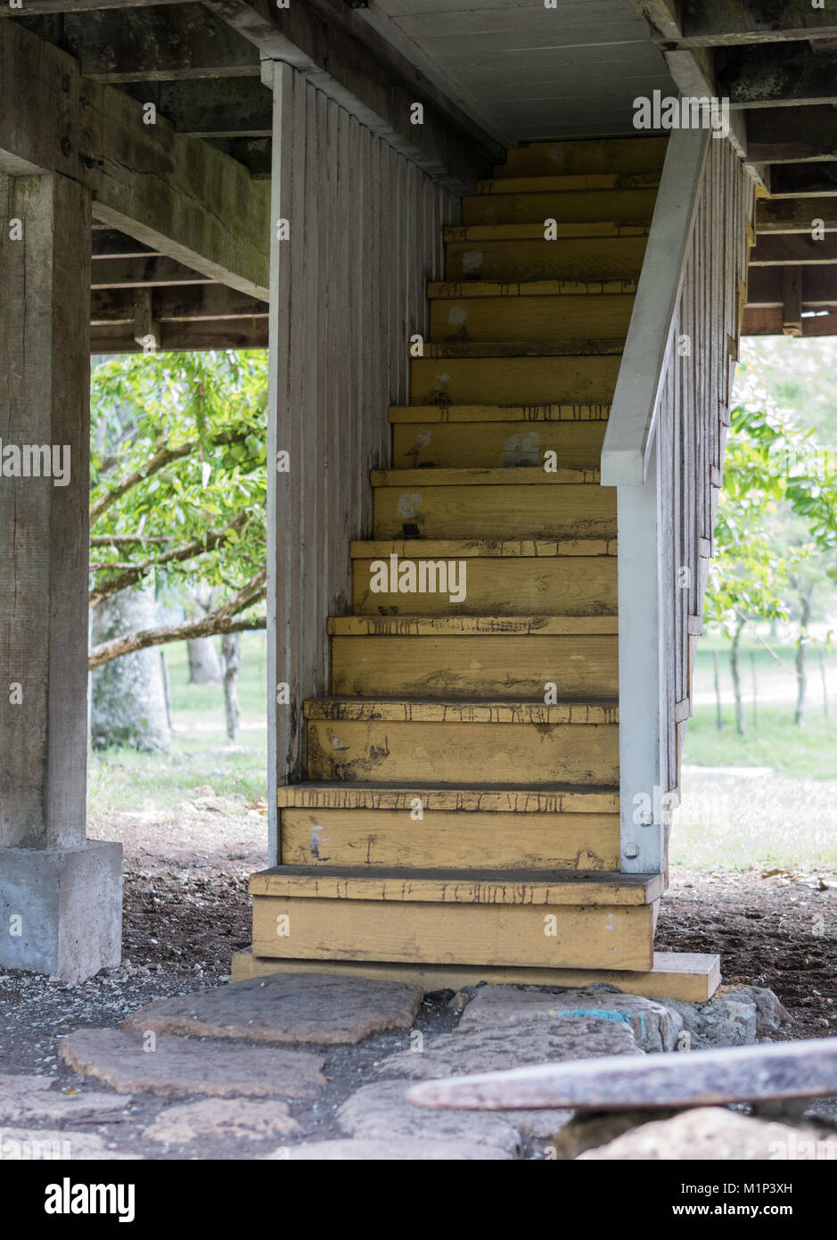 Biran, Cuba - 1 septembre 2017 : escalier en vertu de naissance de Fidel Castro à la maison. Banque D'Images