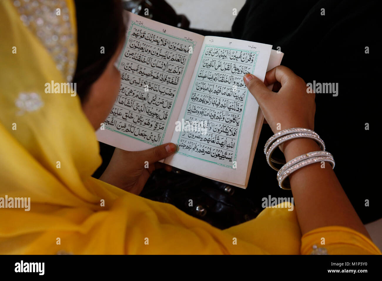 Femme Kuranic lire ecritures de Nizamuddin Dergah, Delhi, Inde, Asie Banque D'Images