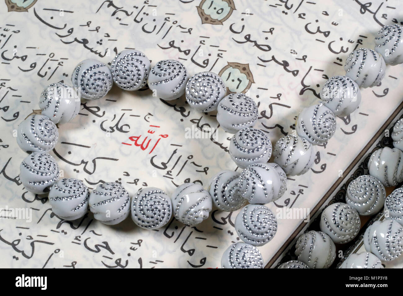 Coran et tasbih (chapelet), avec monogramme Allah en rouge, Haute-Savoie, France, Europe Banque D'Images