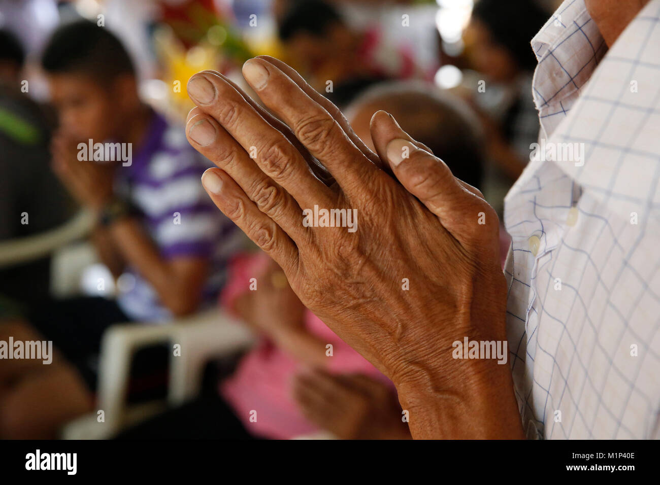 Mains en prière, Khao Pansa célébration à Wat Ampharam, Hua Hin, Thaïlande, Asie du Sud, Asie Banque D'Images