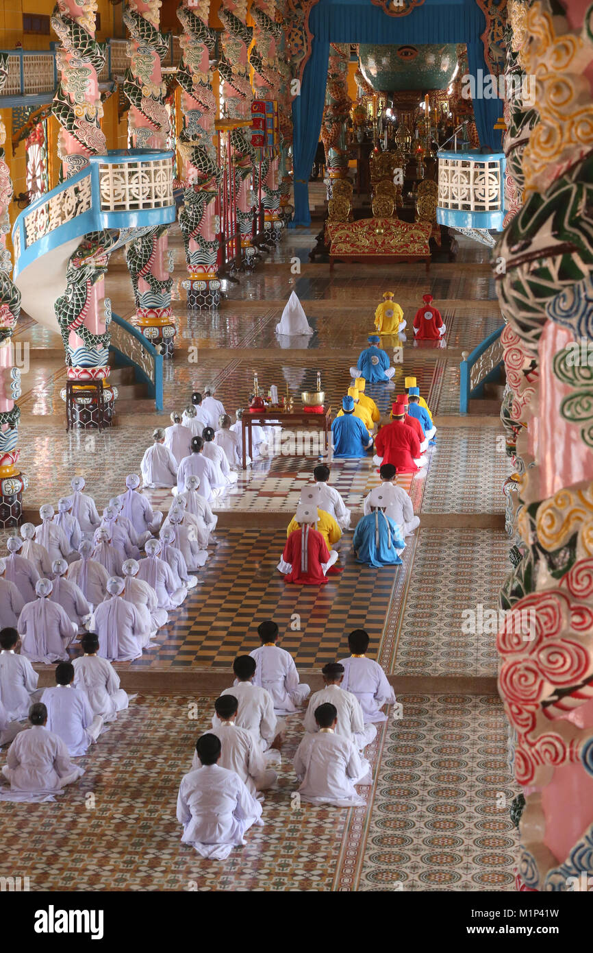 Service de Caodaist avec les prêtres, les Cao Dai Saint-siège Temple, Tay Ninh, Vietnam, Indochine, Asie du Sud-Est, l'Asie Banque D'Images