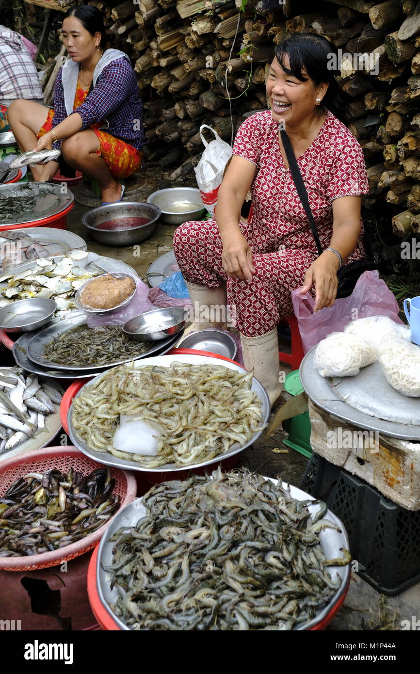 Une Vietnamienne de rire à un marché près de Hue, Vietnam, Indochine, Asie du Sud-Est, l'Asie Banque D'Images