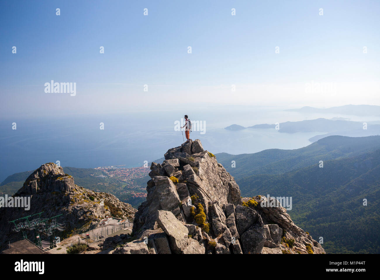 Randonneur admire la mer depuis le sommet du Monte Capanne, Ile d'Elbe, province de Livourne, Toscane, Italie, Europe Banque D'Images