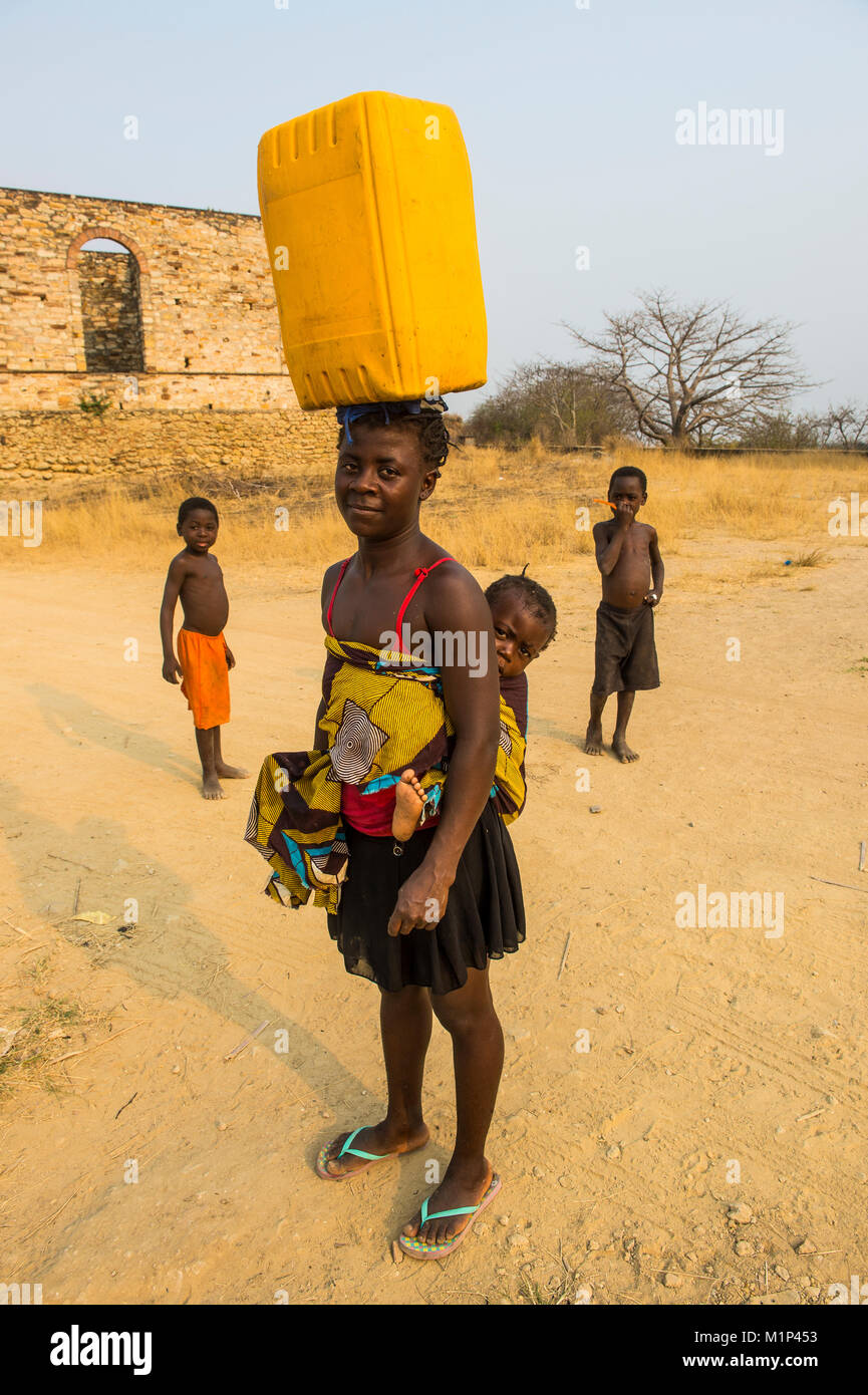Femme Avec Son Bebe Au Dos Portant Un Bidon D Eau Sur Sa Tete Massangano Cuanza Norte Angola Afrique Du Sud Photo Stock Alamy Femme Avec Son Bebe Au Dos Portant Un Bidon D Eau Sur Sa Tete Massangano Cuanza Norte Angola Afrique Du Sud Photo Stock Alamy