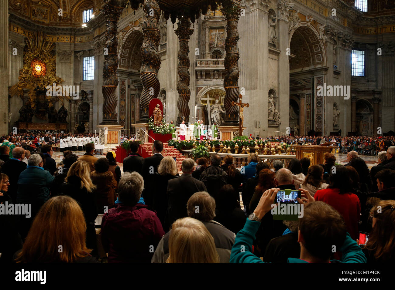 Messe dans la Basilique Saint-Pierre, Vatican, Rome, Latium, Italie, Europe Banque D'Images
