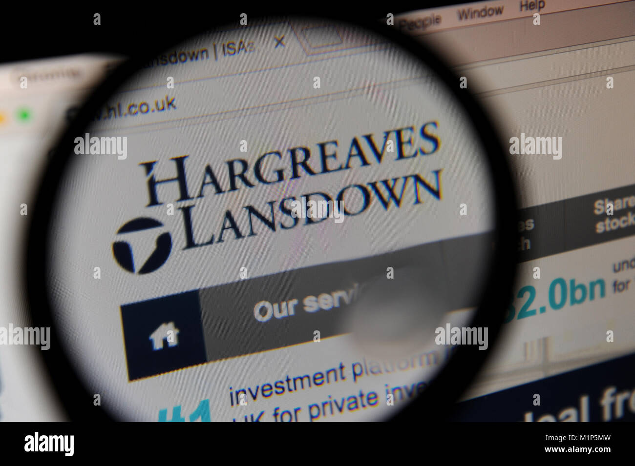 Hargreaves Lansdown vu le site web à travers une loupe Banque D'Images