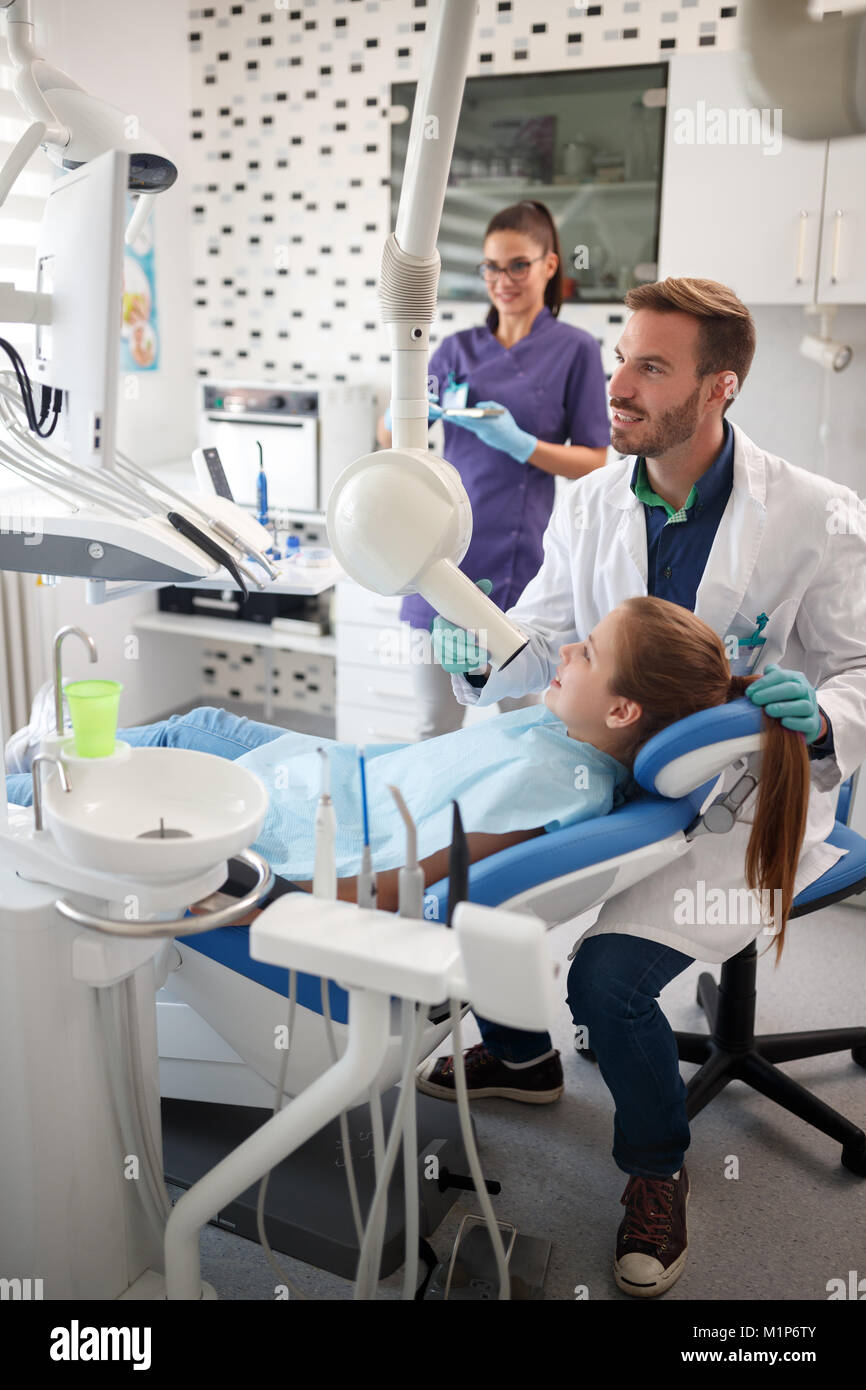 Homme spécialiste dentaire faire x-ray pour petite fille Banque D'Images