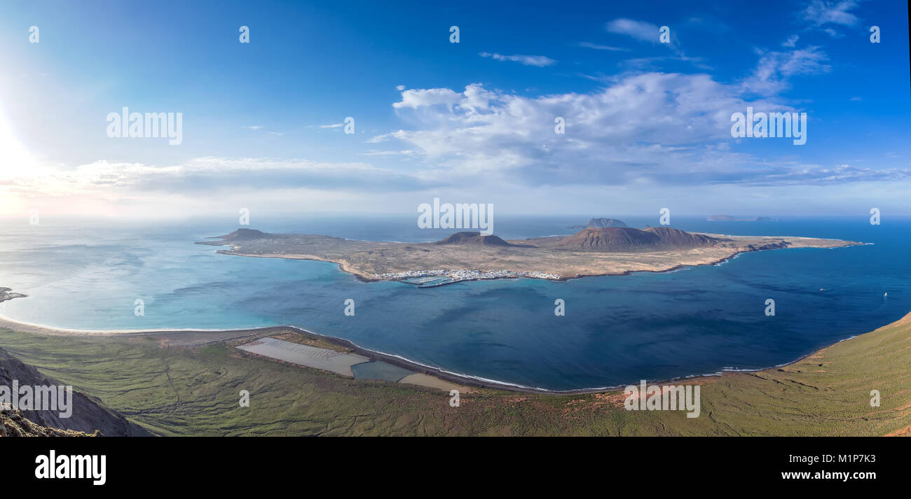 Vue panoramique sur la côte volcanique et Isla Graciosa de Mirador del Rio, Lanzarote. La Graciosa est un des rares endroits en Europe où il y Banque D'Images