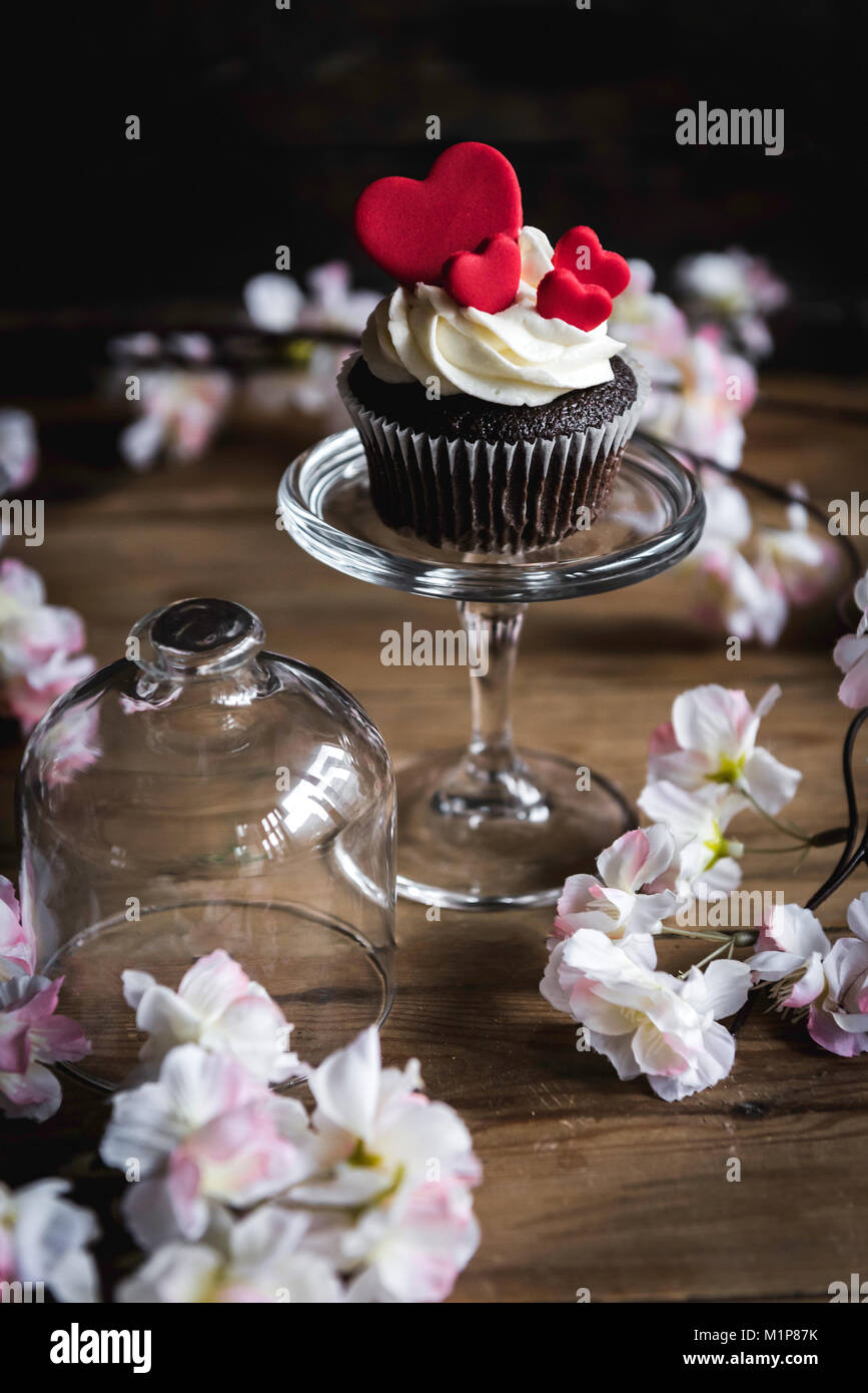 Cup Cake avec des coeurs sur le dessus sur la Saint-Valentin, selective focus Banque D'Images