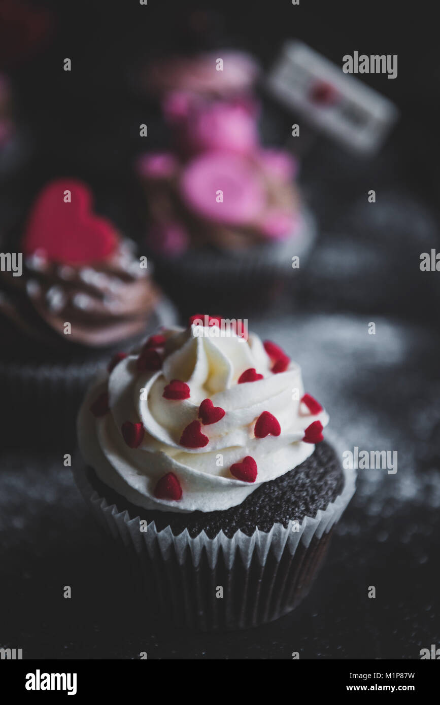 Cupcake avec de petits cœurs sur le haut,selective focus et concept de Jour de Valentines Banque D'Images
