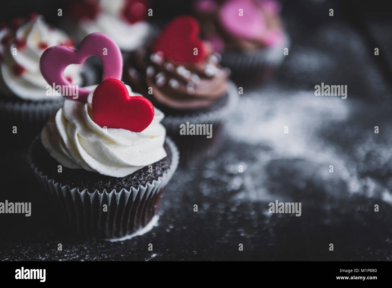 Le cœur sur le haut de cup cake avec espace blanc,selective focus et concept de Jour de Valentines Banque D'Images