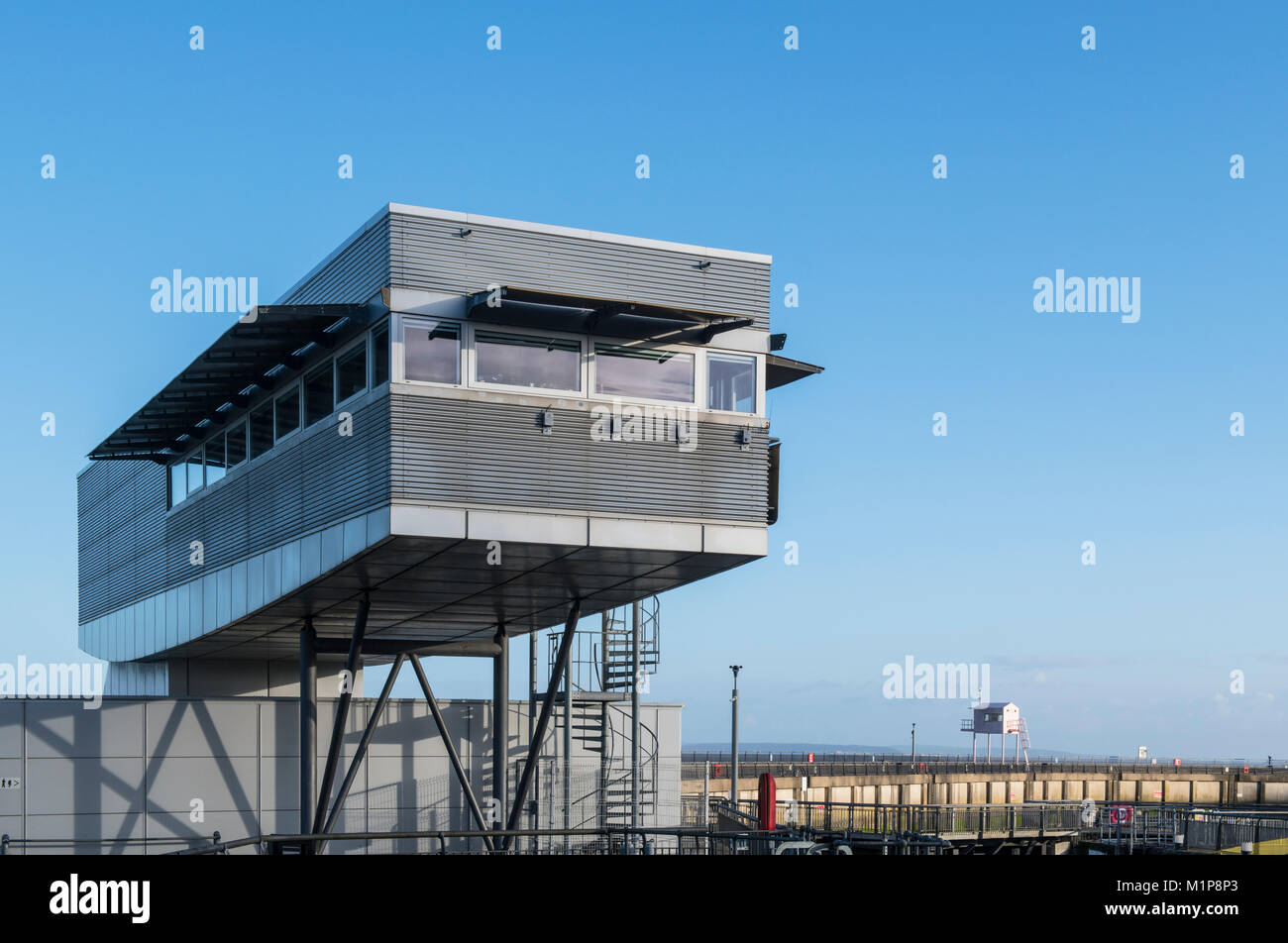 Bureau de contrôle de barrage barrage sur la baie de Cardiff, Pays de Galles du sud Banque D'Images