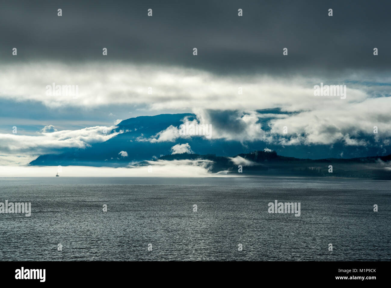 Plage de Franklin sur l'île de Vancouver, enveloppé de nuages, vue à partir de la traversée en ferry du détroit Broughton sur sa façon d'Alert Bay, British Columbia, Canada Banque D'Images
