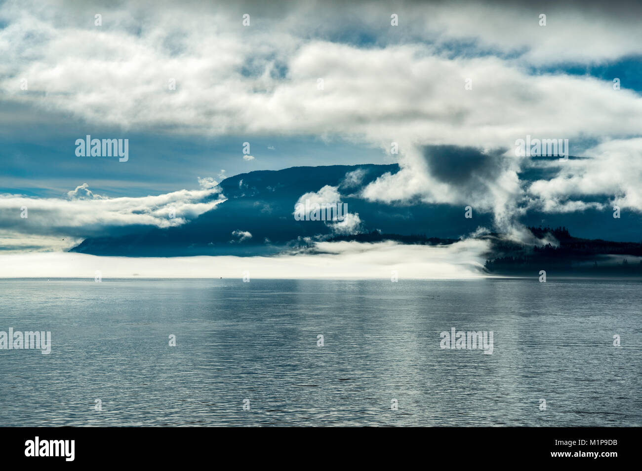Plage de Franklin sur l'île de Vancouver, enveloppé de nuages, vue à partir de la traversée en ferry du détroit Broughton sur sa façon d'Alert Bay, British Columbia, Canada Banque D'Images