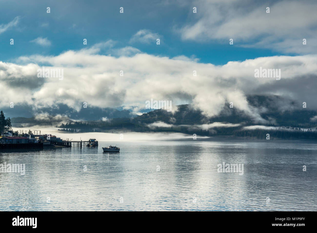Le détroit entre l'île Cormorant, Broughton et l'île de Vancouver, enveloppé de nuages, de traversier sur sa façon d'Alert Bay, British Columbia, Canada Banque D'Images