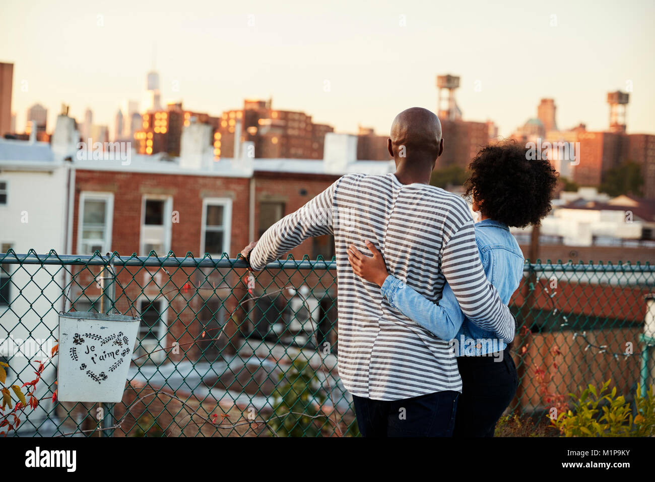 De jeunes noirs sur le toit de Brooklyn, vue arrière Banque D'Images