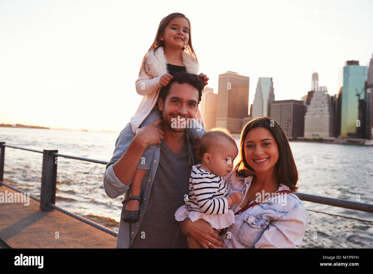 Famille avec jeunes filles debout sur quai, Close up Banque D'Images