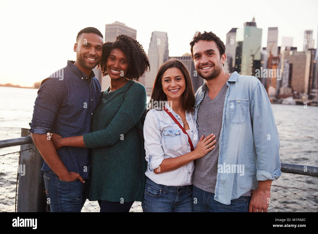 Jeune couple debout sur quai, vue avant Banque D'Images