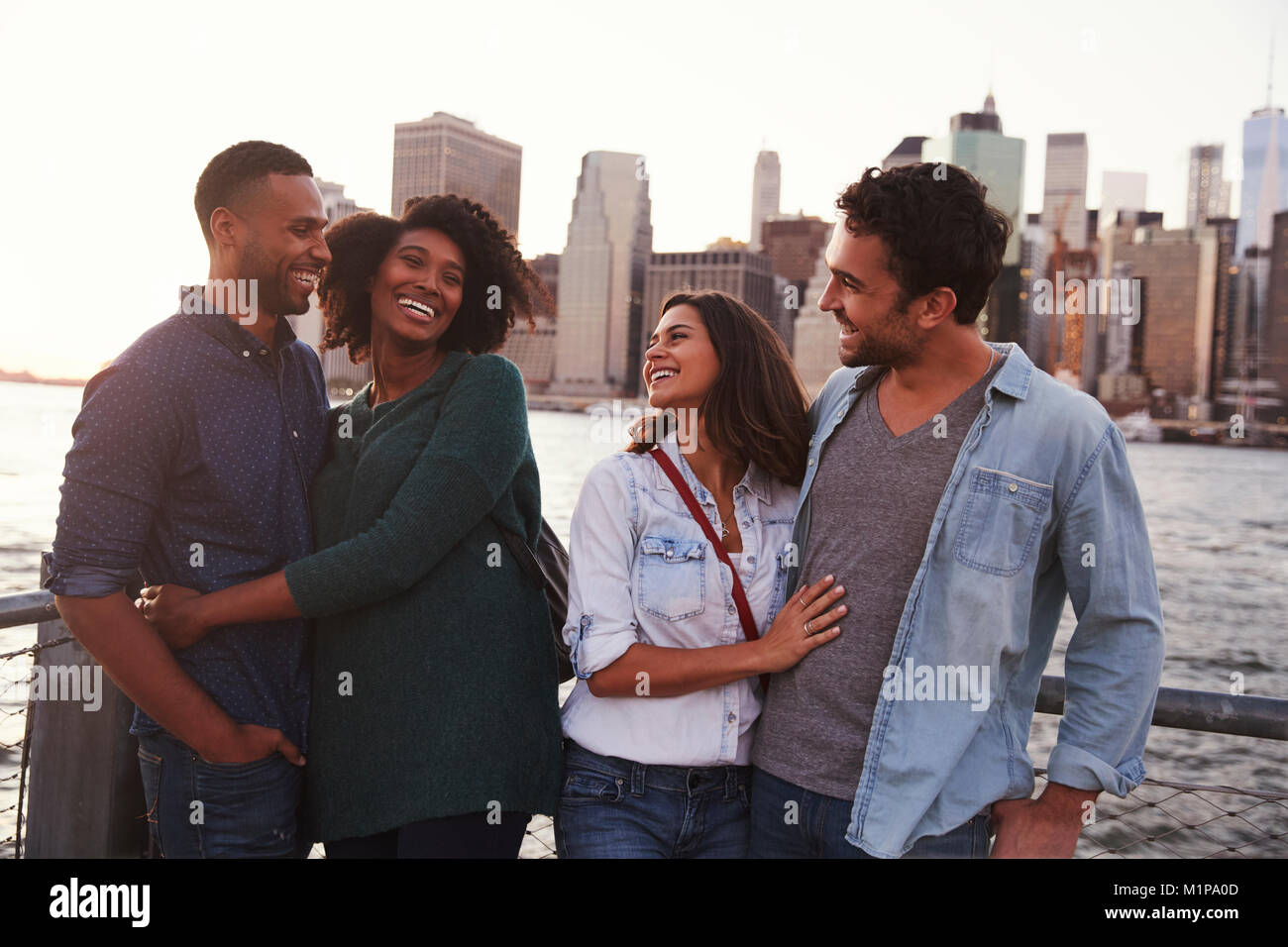 Deux jeunes couples debout sur quai, vue avant Banque D'Images