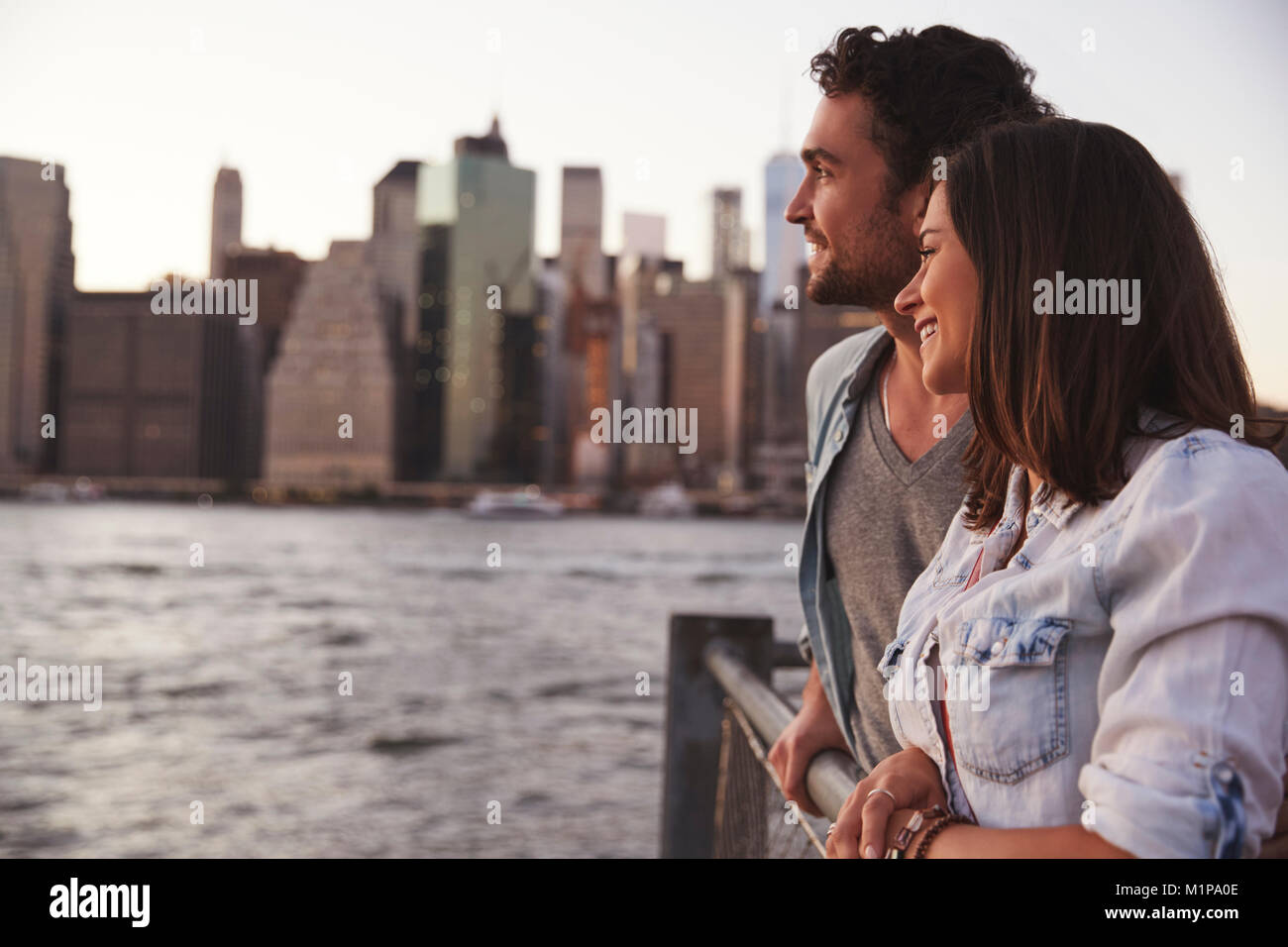 Deux jeunes couples debout sur quai, vue avant Banque D'Images