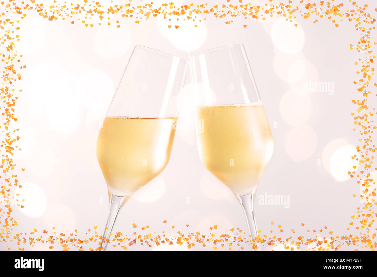 Verres de champagne avec cœur et l'arrière-plan flou pour la Saint-Valentin  et mariage Photo Stock - Alamy