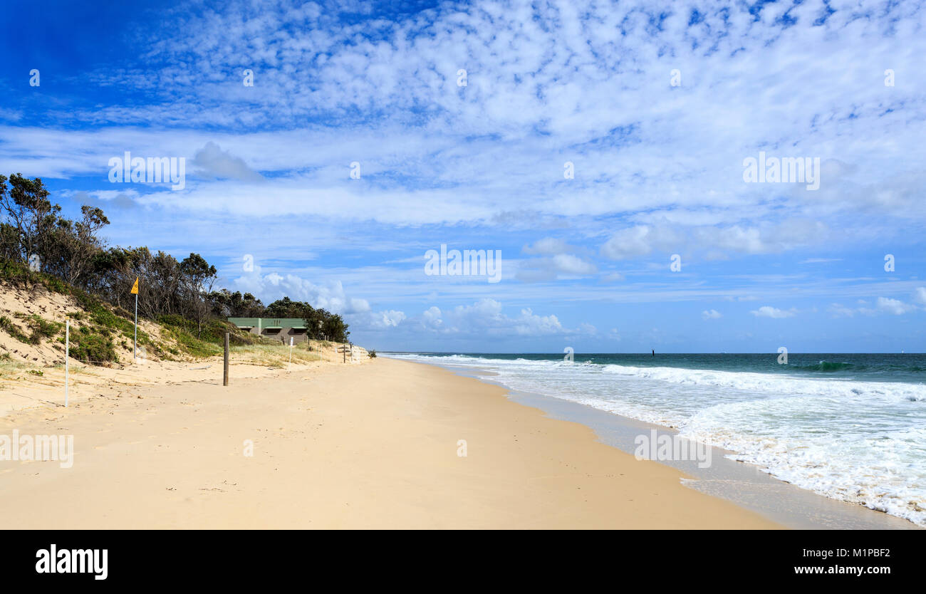 Plage de l'océan pendant plus tendance sur une journée ensoleillée à Woorim, Bribie Island, Australie Banque D'Images