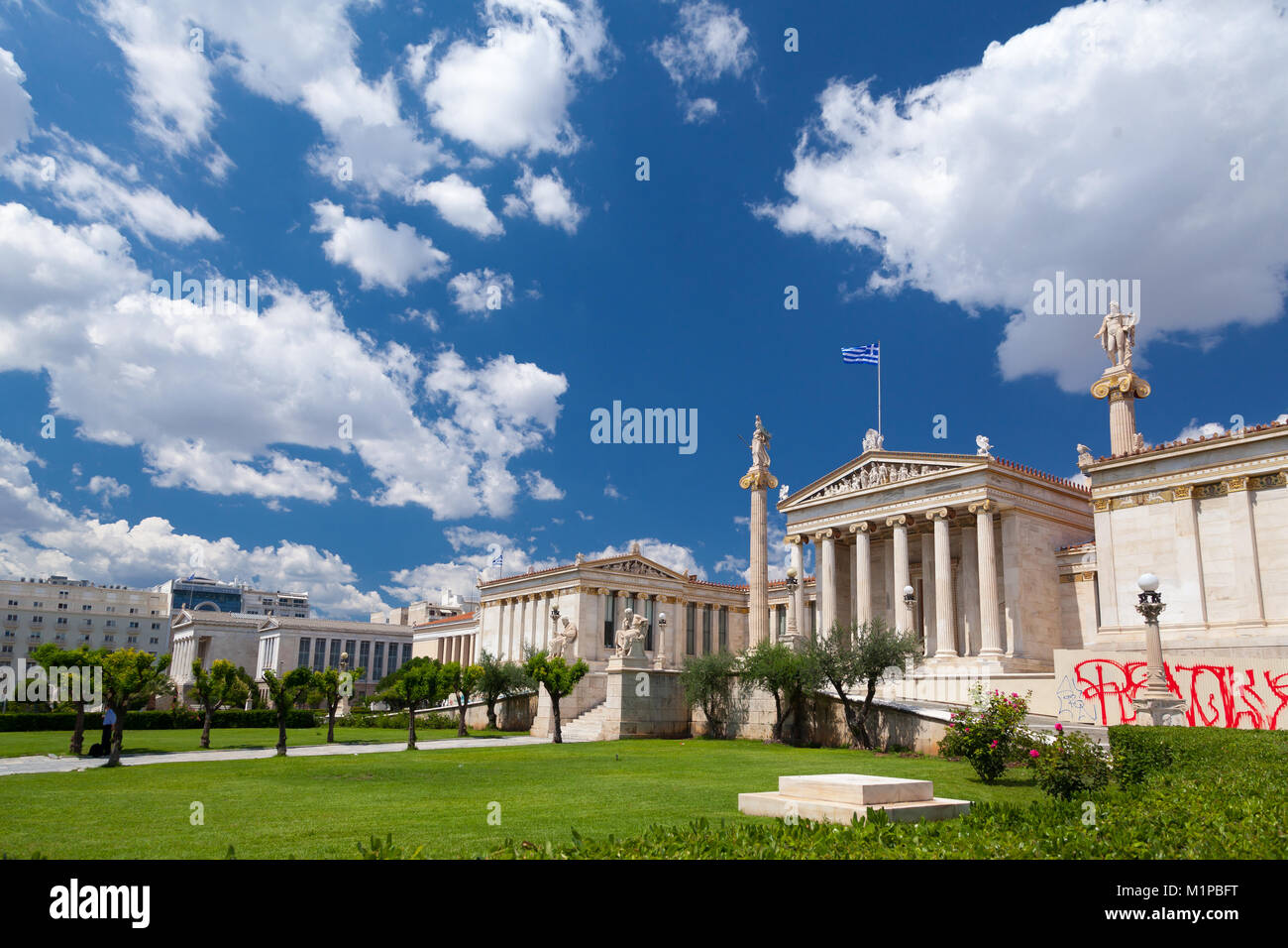 L'architectonique Hansen Trilogy, à Athènes, Grèce, trois bâtiments emblématiques de droite à gauche : l'Académie, l'université, la Bibliothèque nationale. Banque D'Images