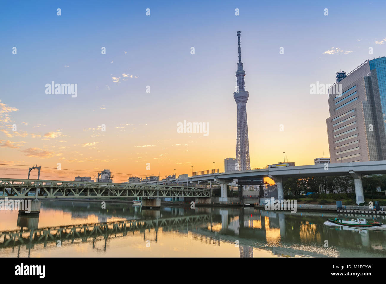 Lever du soleil sur la ville de Tokyo à la rivière Sumida, Tokyo, Japon Banque D'Images