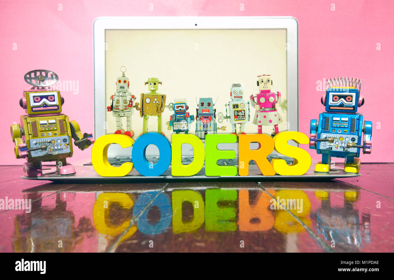 Le mot avec des lettres en bois codeurs sur un ordinateur portable jouets robot retro wit Banque D'Images