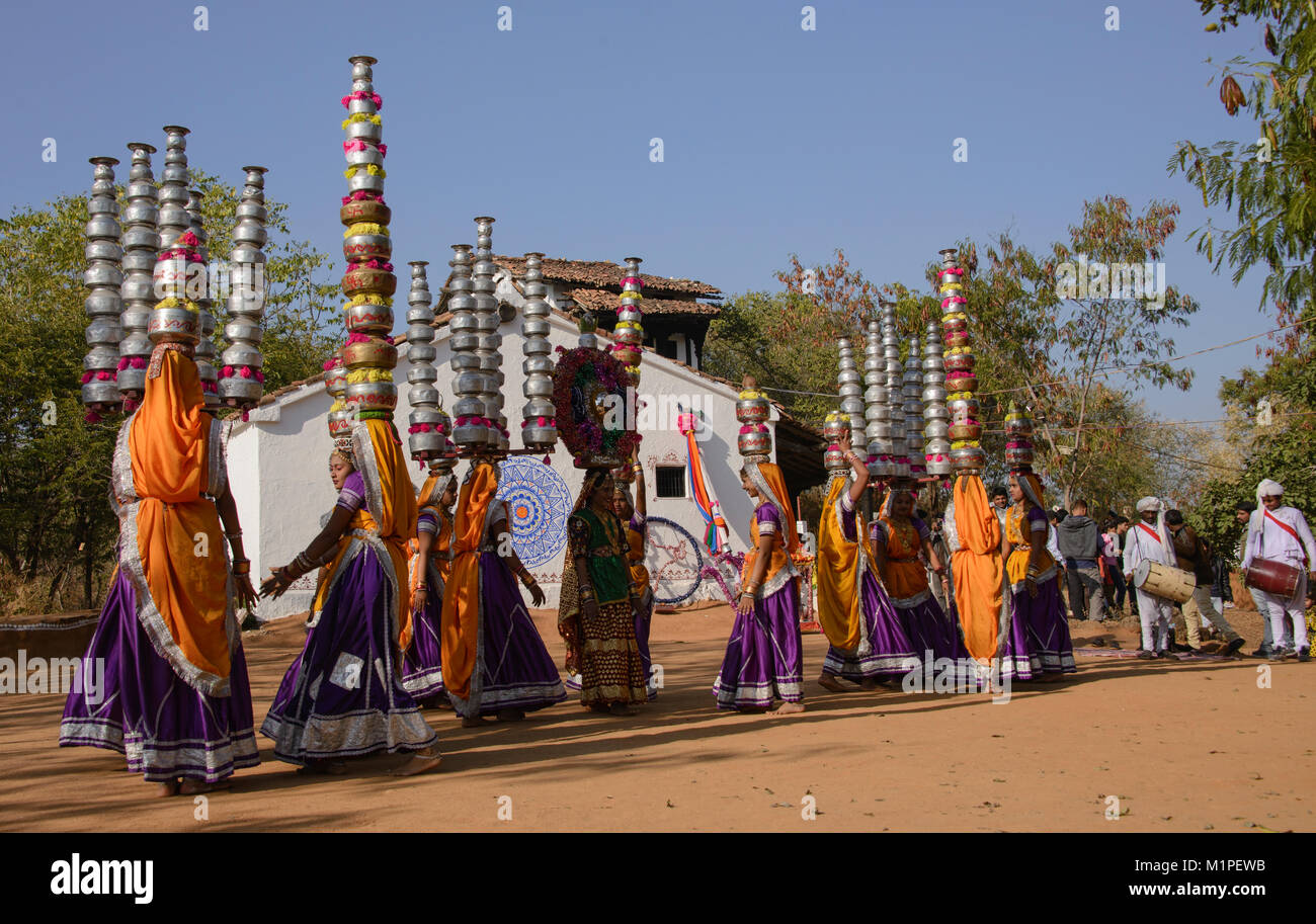 La danse célèbre Bhavai, célébrer les efforts des femmes pour transporter de l'eau dans le désert, Udaipur, Rajasthan, Inde Banque D'Images