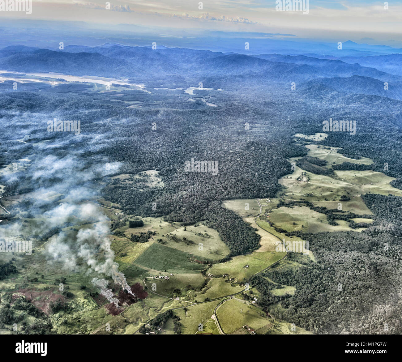 Gravure de cultures dans une zone déboisée dans la chaîne côtière près de Cairns, l'extrême nord du Queensland, Australie, Queensland, FNQ Banque D'Images