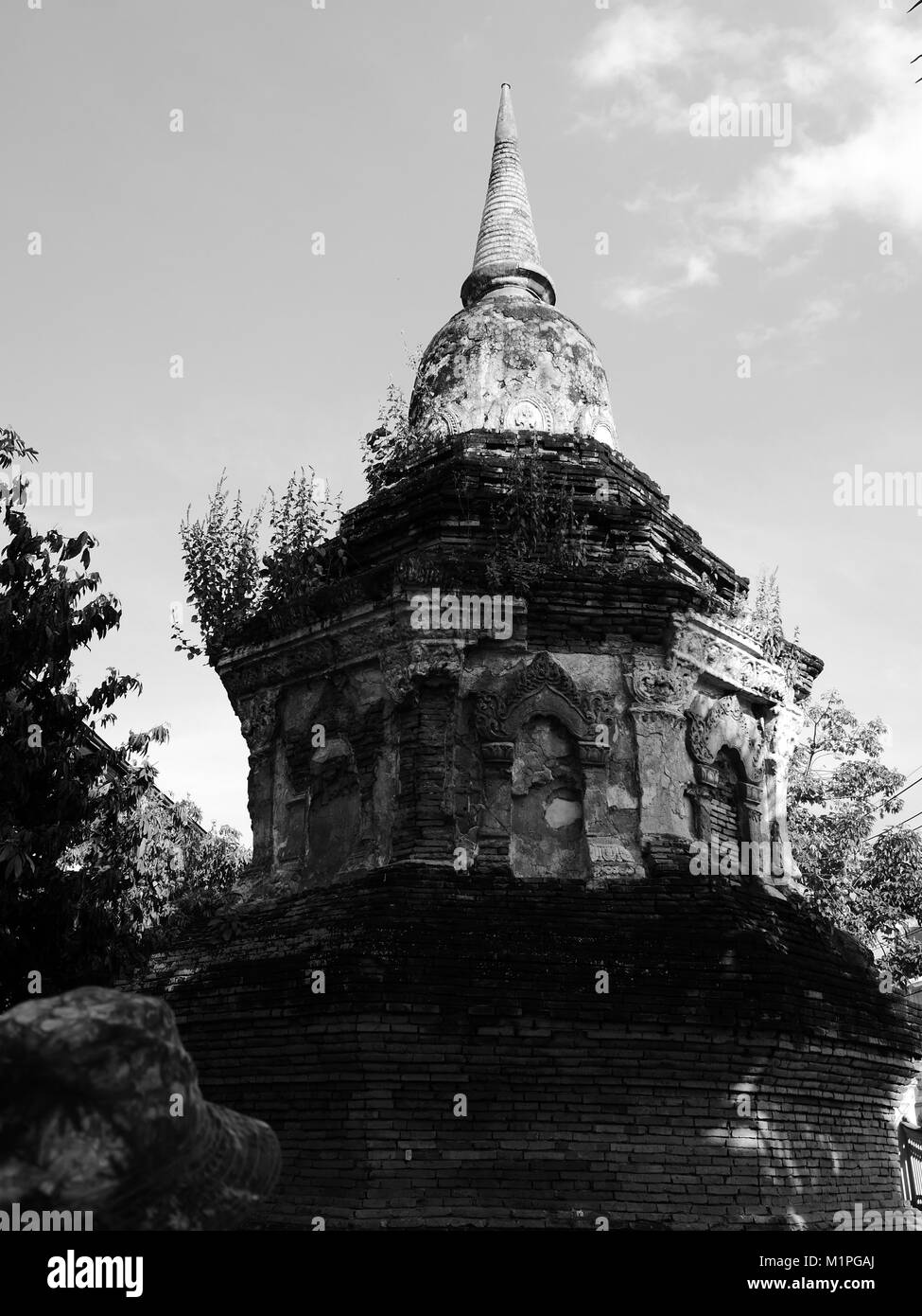 L'ancienne pagode. ancien stupa bouddhiste. noir & blanc Banque D'Images