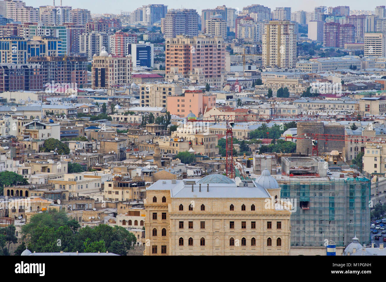 Les toits de la ville de Bakou, Azerbaïdjan 2010 montre le contraste entre les vieux bâtiments dans le centre historique et le plus grand des bâtiments modernes. Banque D'Images
