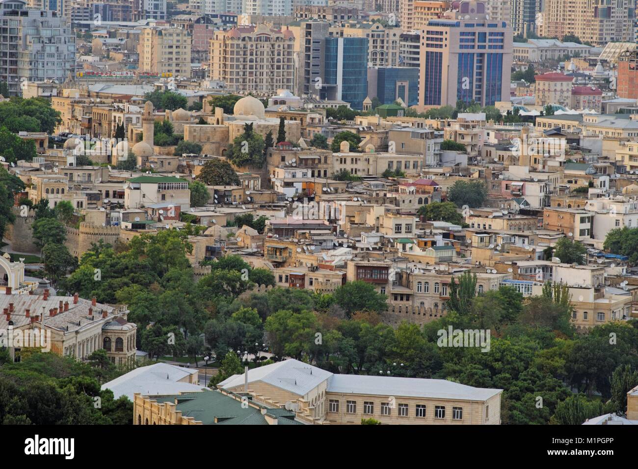 Les toits de la ville de Bakou, Azerbaïdjan 2010 montre le contraste entre les vieux bâtiments dans le centre historique et le plus grand des bâtiments modernes. Banque D'Images