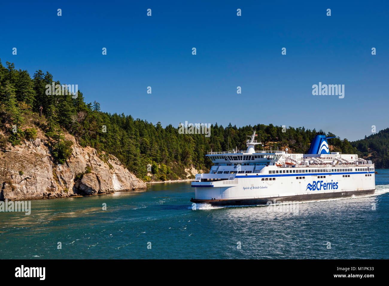 MV Spirit of British Columbia, ferry, dans Active Pass, l'île Galiano, en arrière-plan, le sud des îles Gulf, en Colombie-Britannique, Canada Banque D'Images