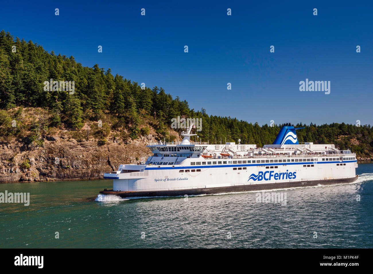 MV Spirit of British Columbia, ferry, dans Active Pass, l'île Galiano, en arrière-plan, le sud des îles Gulf, en Colombie-Britannique, Canada Banque D'Images