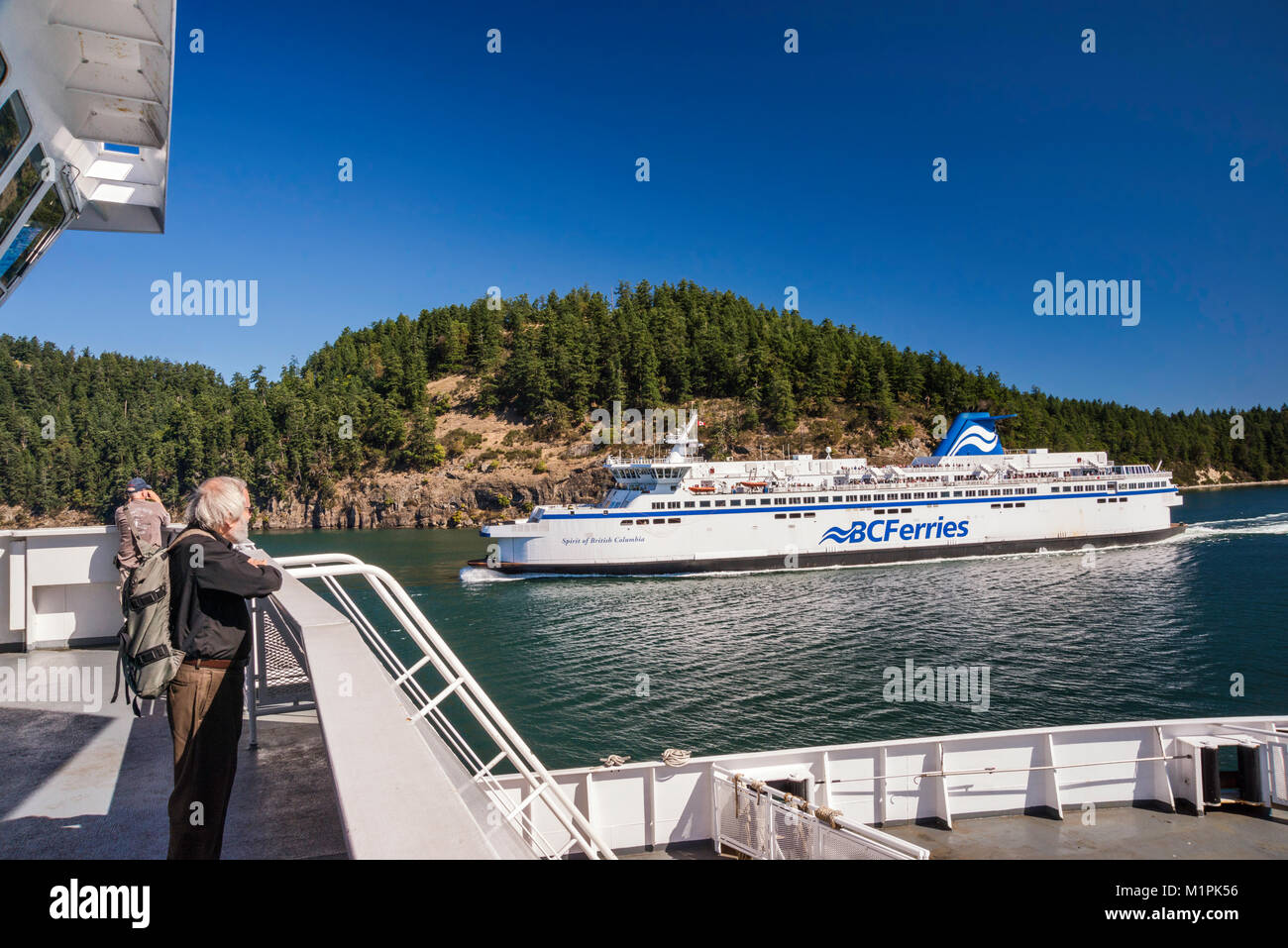 MV Spirit of British Columbia, ferry, vu de MV Spirit of Vancouver Island dans Active Pass, en arrière-plan l'île Galiano, en Colombie-Britannique, Canada Banque D'Images