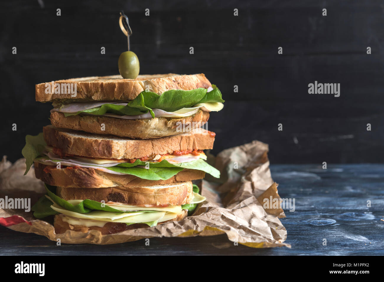 Gros sandwich grillé servi sur le fond en bois avec un espace blanc, selective focus Banque D'Images