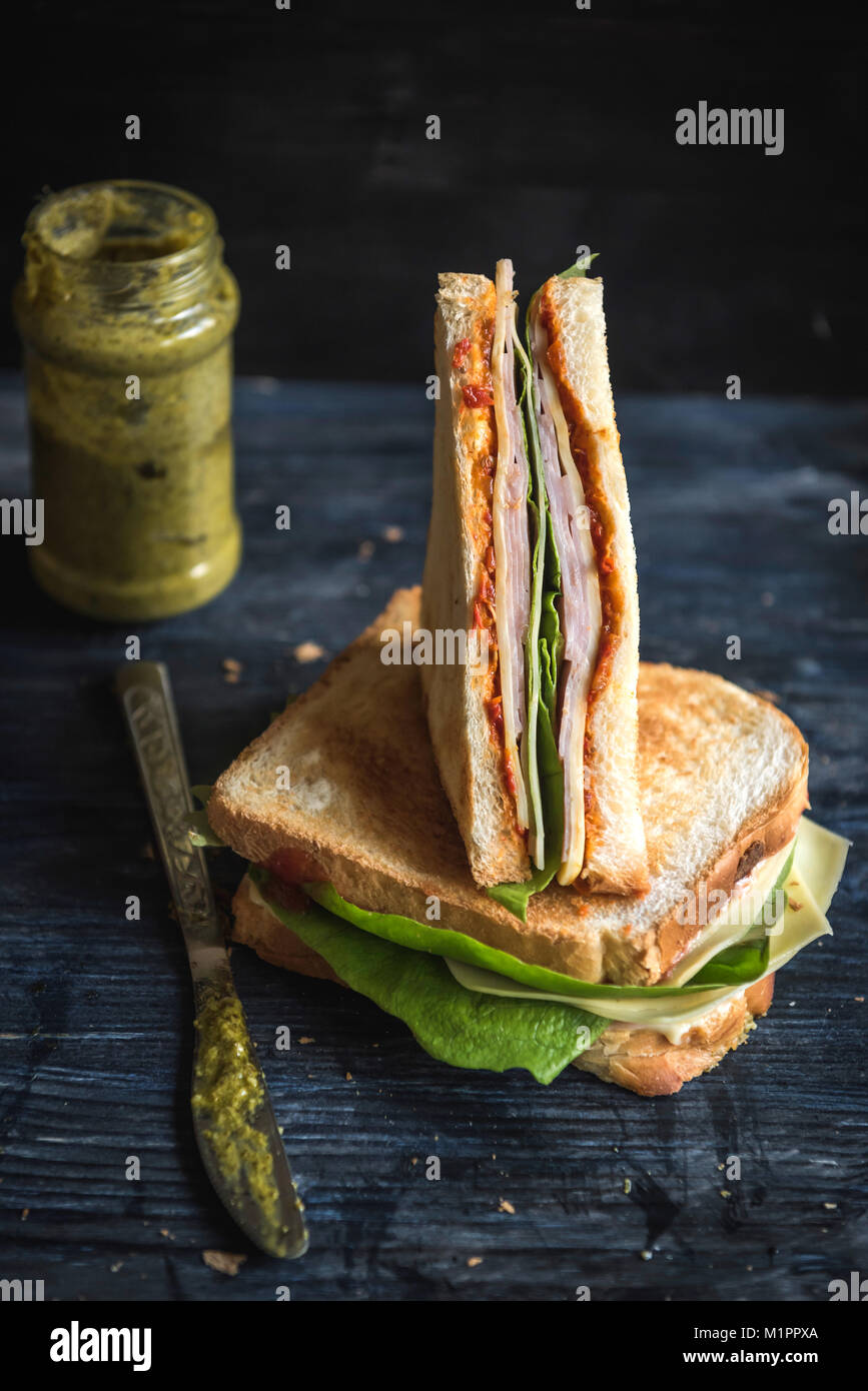Tartines au jambon sandwich servi, selective focus Banque D'Images