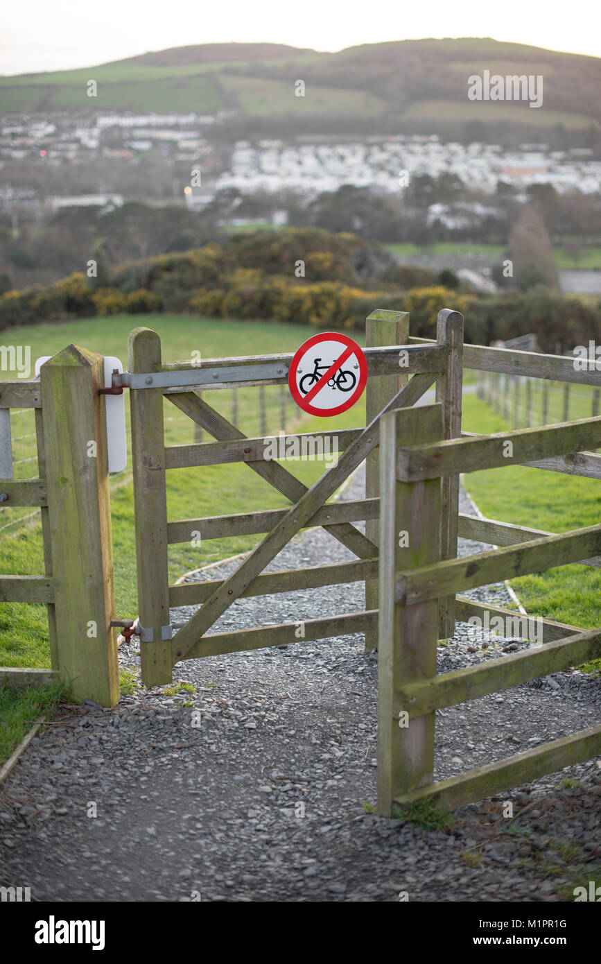 Pas de vélo d'un signe sur une clôture barrière dans un champ à Aberystwyth, Pays de Galles, près de la Bibliothèque nationale Banque D'Images