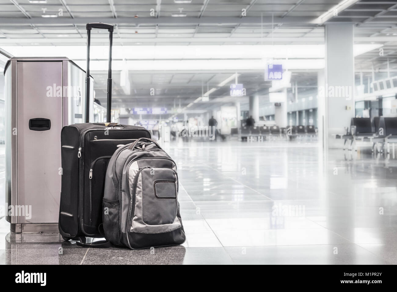 Les bagages sans surveillance abandonné à la porte d'embarquement à  l'intérieur d'un aéroport Aéroport international terminal Photo Stock -  Alamy