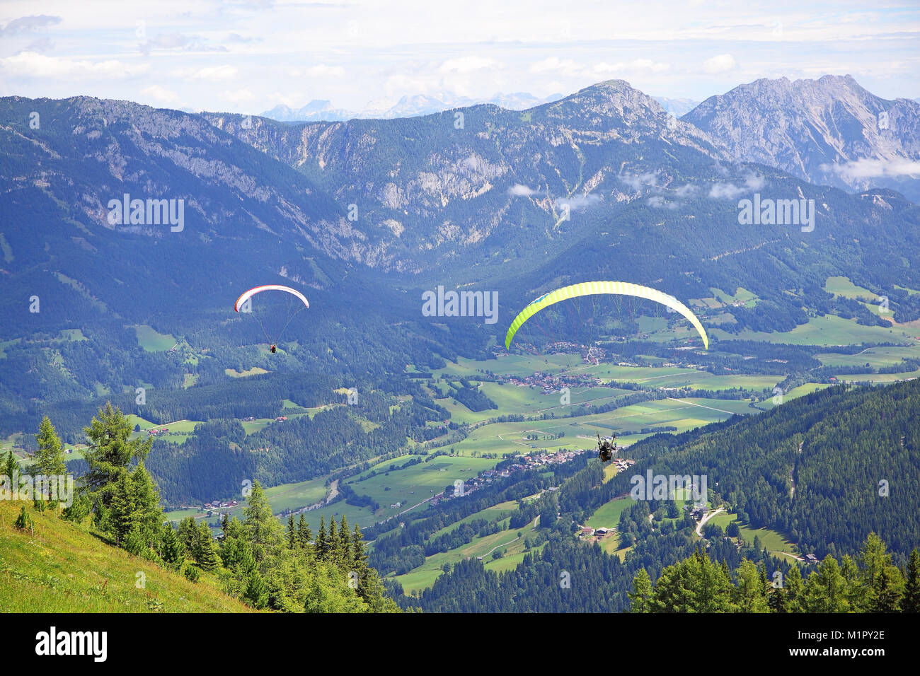 Parapentes pour démarrer un saut en tandem, Planai, Schladming, Styrie, Autriche, Europe, zu starten Gleitschirmflieger einemTandemsprung, Steiermark, Österrei Banque D'Images