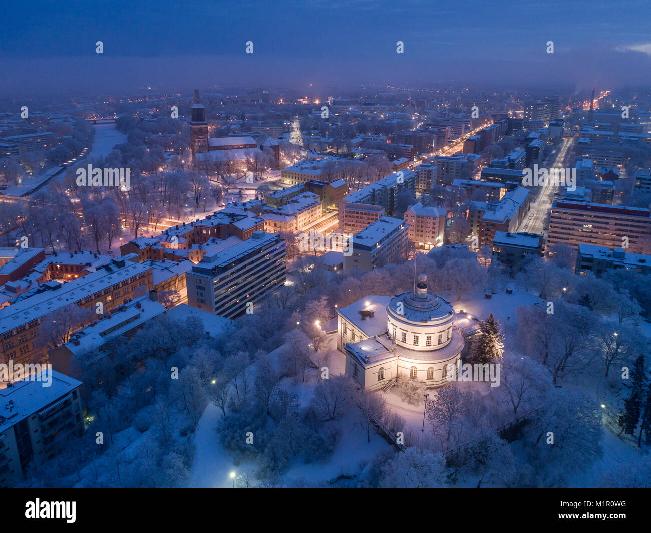 La ville de Turku avec l'ancien observatoire sur Vartiovuori hill et Turku Cathédrale au matin d'hiver. Banque D'Images