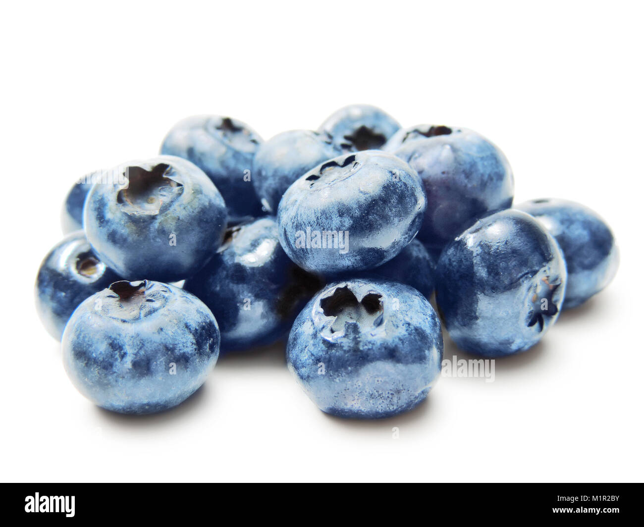 Fruits frais et mûrs, bleuets isolé sur fond blanc. Les bleuets brillant sur fond blanc. Tas de fruits de la forêt, l'alimentation saine. Banque D'Images