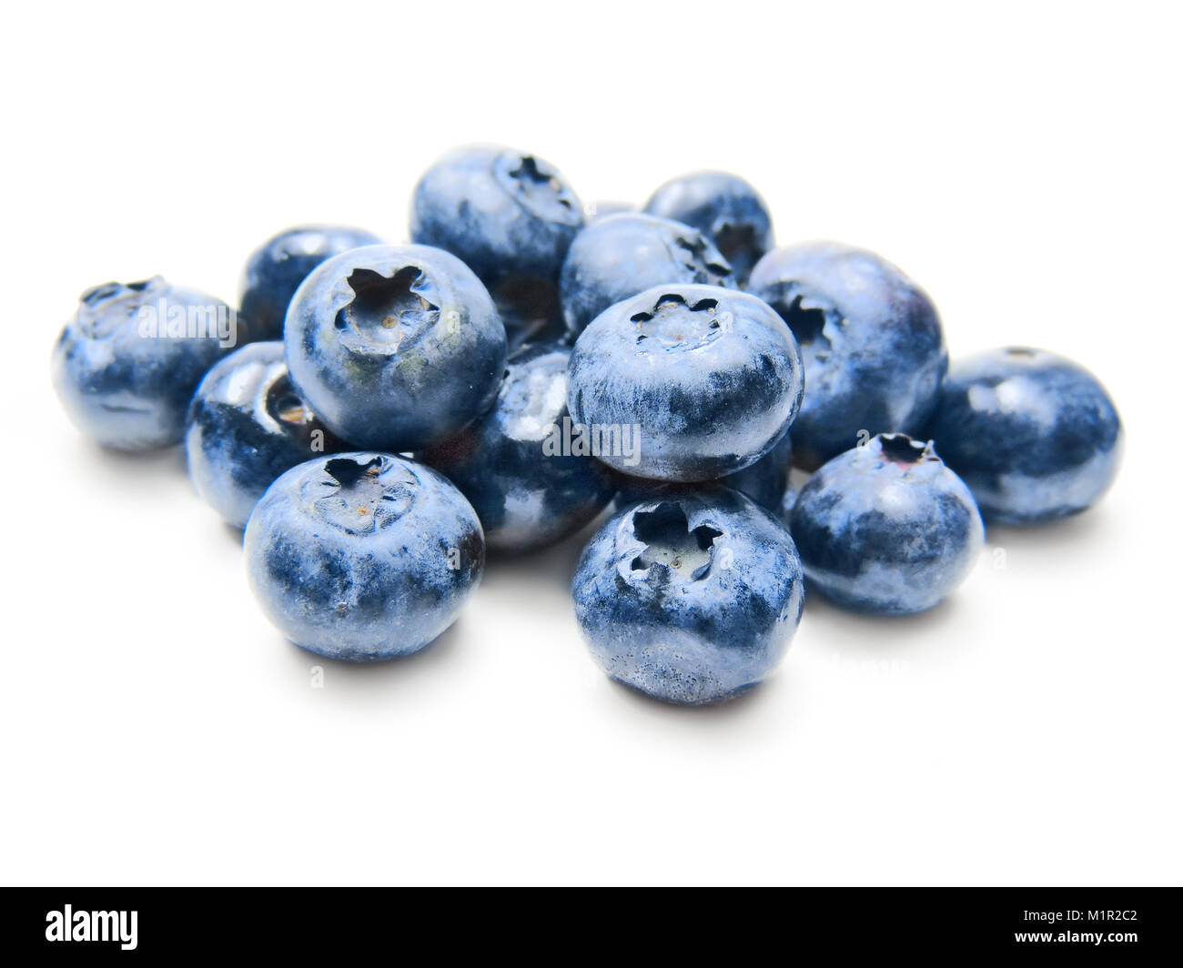 Fruits frais et mûrs, bleuets isolé sur fond blanc. Les bleuets brillant sur fond blanc. Tas de fruits de la forêt, l'alimentation saine. Banque D'Images