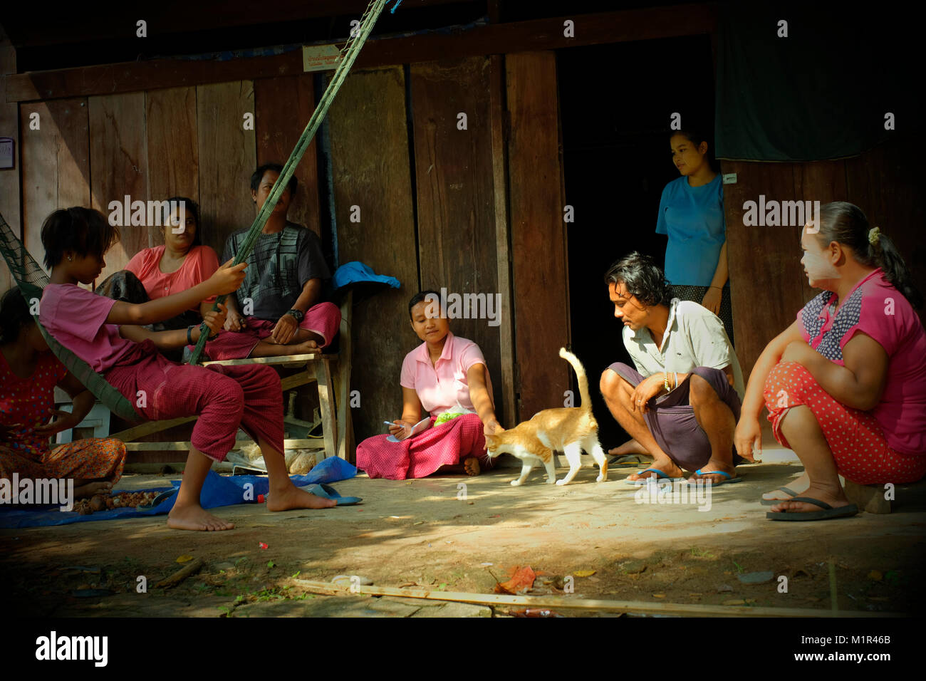 Les travailleurs touchant en caoutchouc à partir de la Birmanie reste en face de leur lieu de séjour dans koh Yao Yai, une île thaïlandaise dans la mer d'Andaman. 20-Jan-2018 Banque D'Images