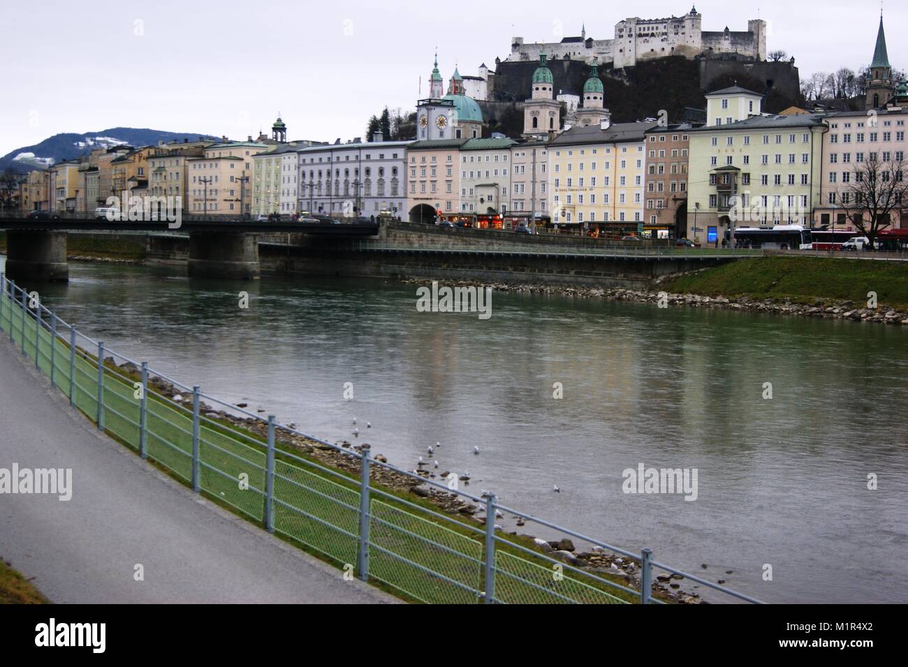 La rivière Salzach à Salzbourg, Autriche Banque D'Images